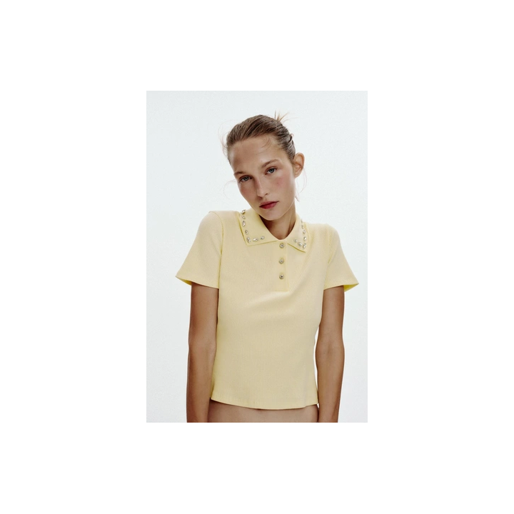 ПОЛО В РУБЧИК С ВОРОТНИКОМ, ДЕКОРИРОВАННЫМ ДРАГОЦЕННОСТЯМИ