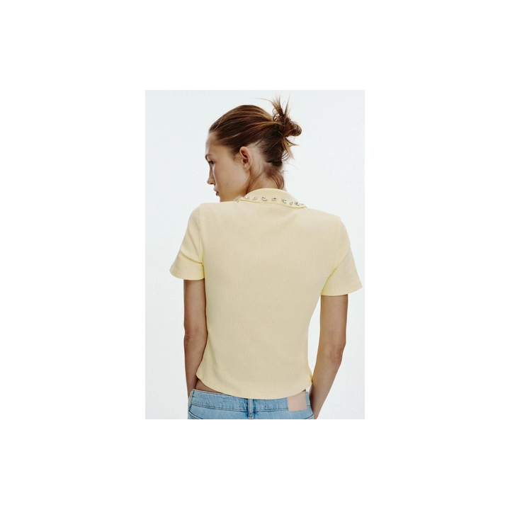 ПОЛО В РУБЧИК С ВОРОТНИКОМ, ДЕКОРИРОВАННЫМ ДРАГОЦЕННОСТЯМИ