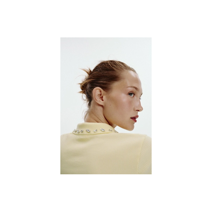 ПОЛО В РУБЧИК С ВОРОТНИКОМ, ДЕКОРИРОВАННЫМ ДРАГОЦЕННОСТЯМИ