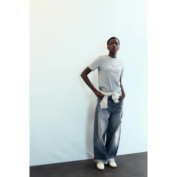 ФУТБОЛКА С БЛЕСТЯЩИМ ТЕКСТОМ