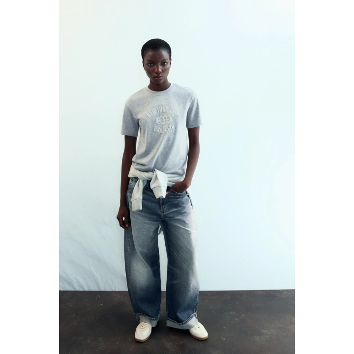 ФУТБОЛКА С БЛЕСТЯЩИМ ТЕКСТОМ