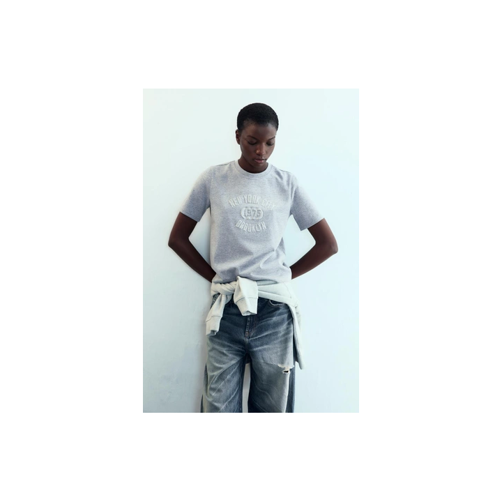 ФУТБОЛКА С БЛЕСТЯЩИМ ТЕКСТОМ