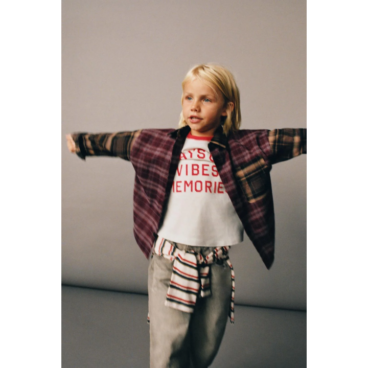 ФУТБОЛКА С РУКАВАМИ РЕГЛАН И ТЕКСТОМ