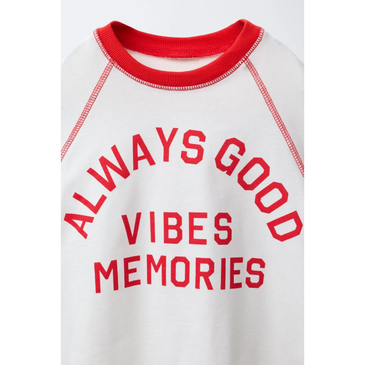 ФУТБОЛКА С РУКАВАМИ РЕГЛАН И ТЕКСТОМ