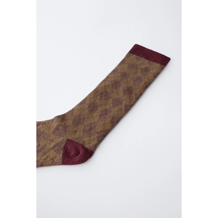 ВЫСОКИЕ НОСКИ С ПРИНТОМ «РОМБЫ»