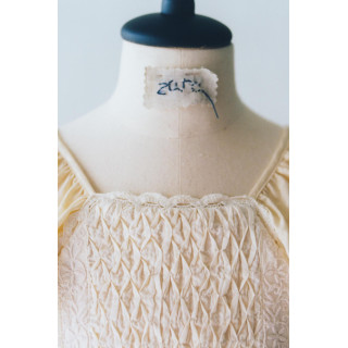 ЛЕГКОЕ ПЛАТЬЕ С ЖАККАРДОВОЙ ВСТАВКОЙ НА ГРУДИ