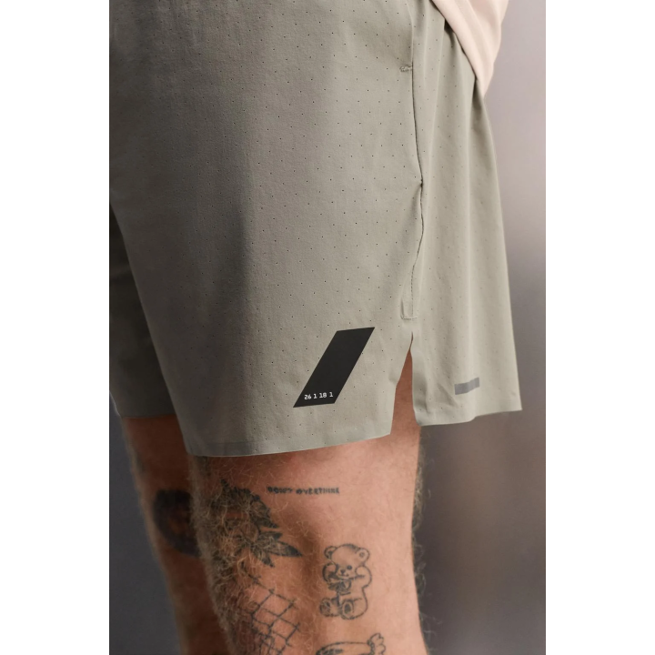 ЛЕГКИЕ ШОРТЫ С ПЕРФОРАЦИЕЙ