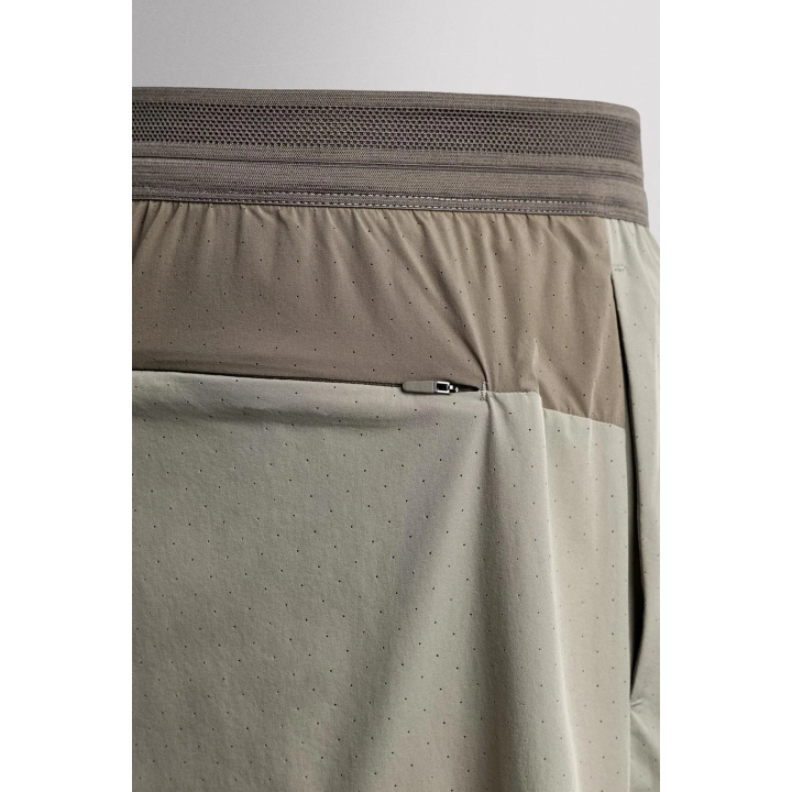 ЛЕГКИЕ ШОРТЫ С ПЕРФОРАЦИЕЙ