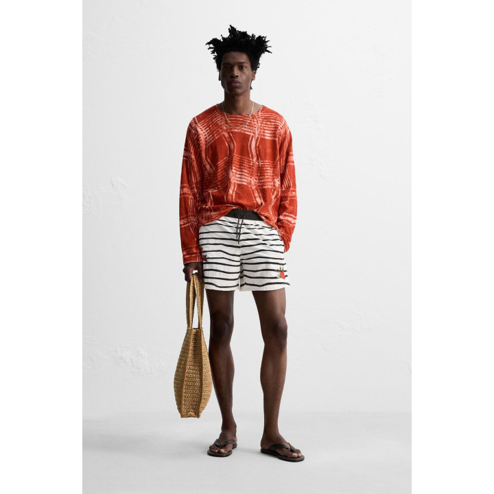 ПЛАВКИ С ПРИНТОМ СРЕДНЕЙ ДЛИНЫ © OTIS KWAME KYE QUAICOE