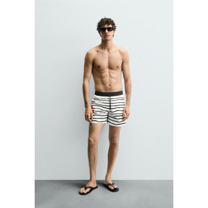 ПЛАВКИ С ПРИНТОМ СРЕДНЕЙ ДЛИНЫ © OTIS KWAME KYE QUAICOE