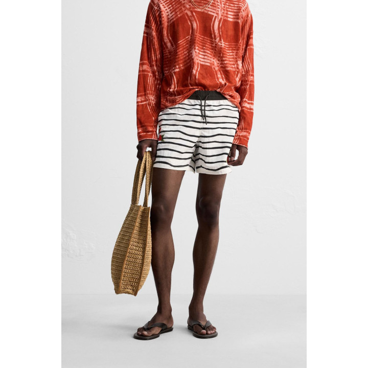 ПЛАВКИ С ПРИНТОМ СРЕДНЕЙ ДЛИНЫ © OTIS KWAME KYE QUAICOE