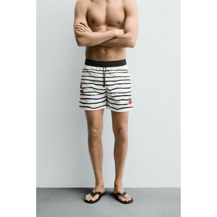 ПЛАВКИ С ПРИНТОМ СРЕДНЕЙ ДЛИНЫ © OTIS KWAME KYE QUAICOE