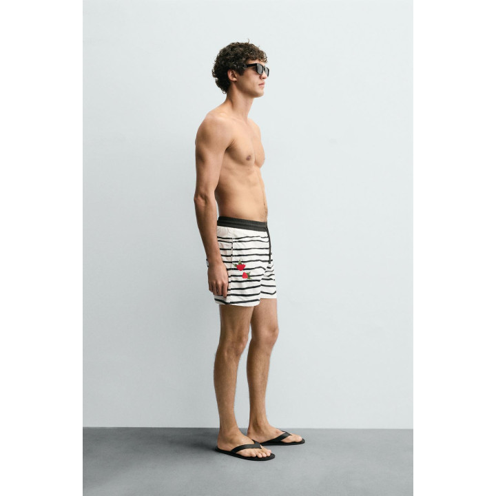 ПЛАВКИ С ПРИНТОМ СРЕДНЕЙ ДЛИНЫ © OTIS KWAME KYE QUAICOE