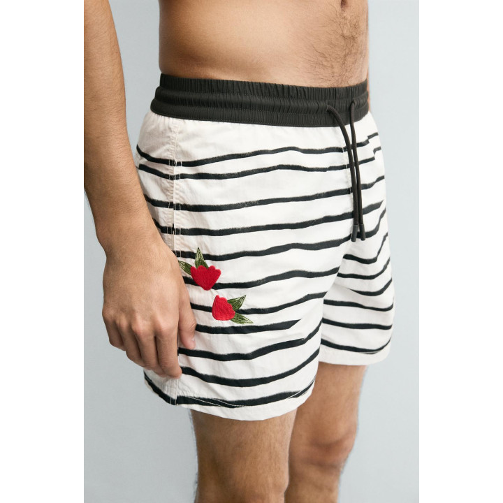 ПЛАВКИ С ПРИНТОМ СРЕДНЕЙ ДЛИНЫ © OTIS KWAME KYE QUAICOE