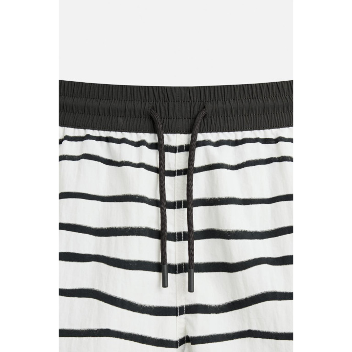 ПЛАВКИ С ПРИНТОМ СРЕДНЕЙ ДЛИНЫ © OTIS KWAME KYE QUAICOE