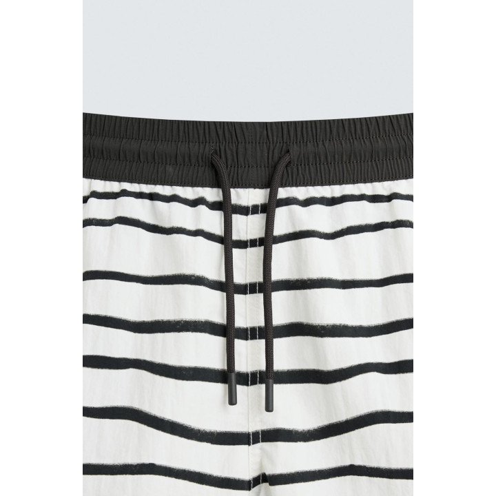 ПЛАВКИ С ПРИНТОМ СРЕДНЕЙ ДЛИНЫ © OTIS KWAME KYE QUAICOE