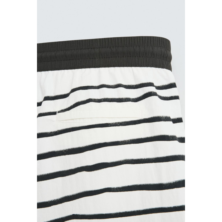 ПЛАВКИ С ПРИНТОМ СРЕДНЕЙ ДЛИНЫ © OTIS KWAME KYE QUAICOE