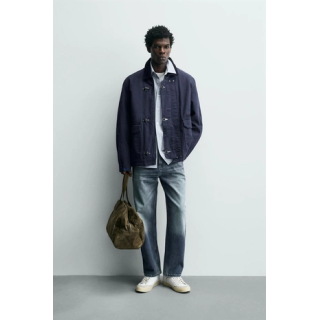 КУРТКА С КОНТРАСТНЫМ ВОРОТНИКОМ И НАВЕСНЫМИ ПЕТЛЯМИ