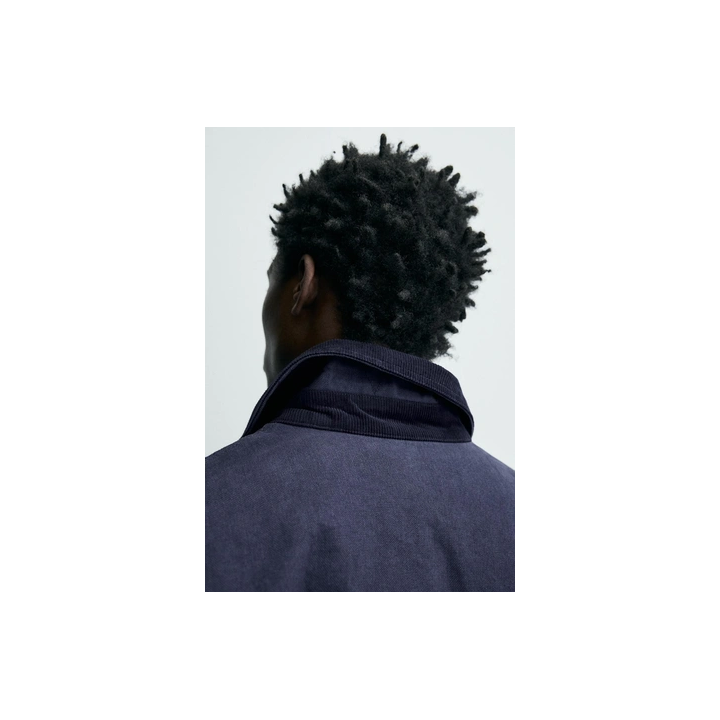 КУРТКА С КОНТРАСТНЫМ ВОРОТНИКОМ И НАВЕСНЫМИ ПЕТЛЯМИ