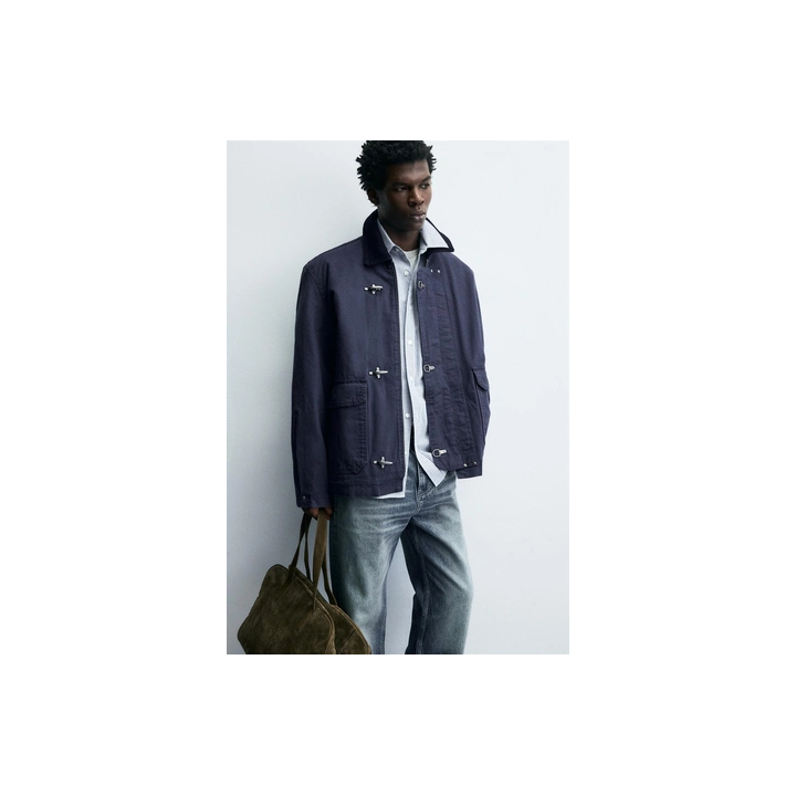 КУРТКА С КОНТРАСТНЫМ ВОРОТНИКОМ И НАВЕСНЫМИ ПЕТЛЯМИ