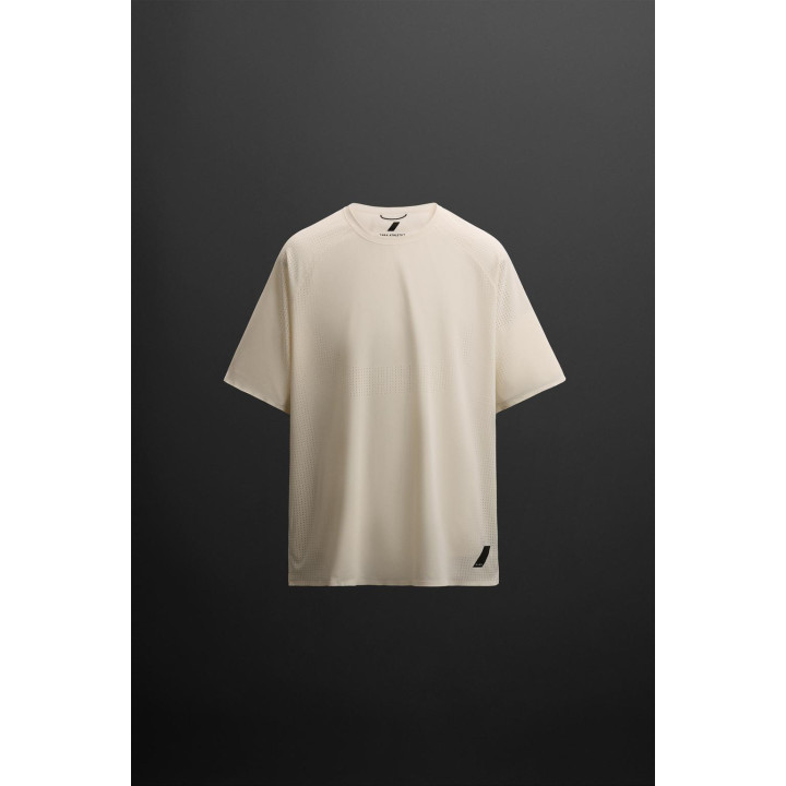 ФУТБОЛКА ИЗ РЕЛЬЕФНОЙ ТКАНИ С ПЕРФОРАЦИЕЙ