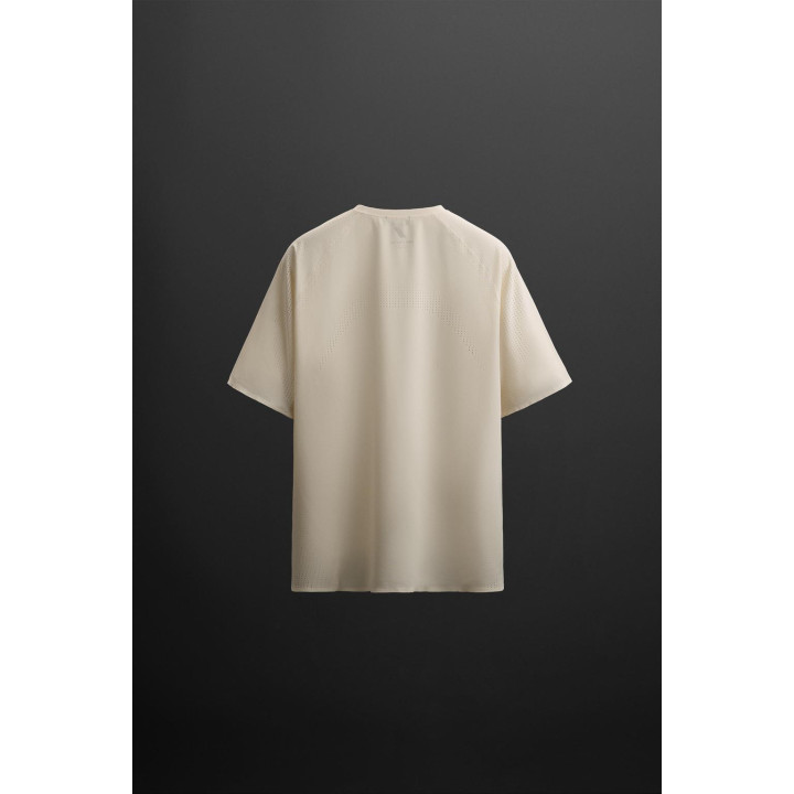 ФУТБОЛКА ИЗ РЕЛЬЕФНОЙ ТКАНИ С ПЕРФОРАЦИЕЙ