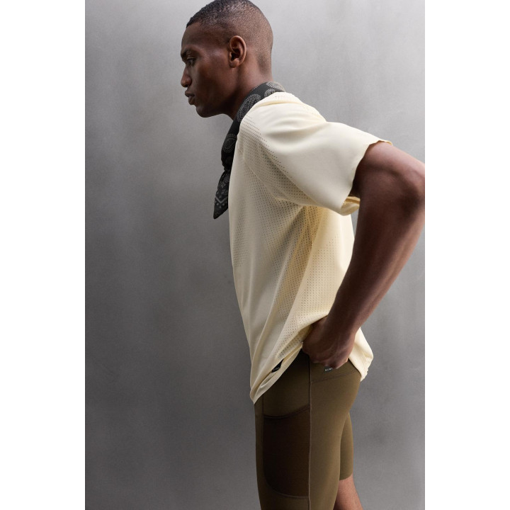 ФУТБОЛКА ИЗ РЕЛЬЕФНОЙ ТКАНИ С ПЕРФОРАЦИЕЙ