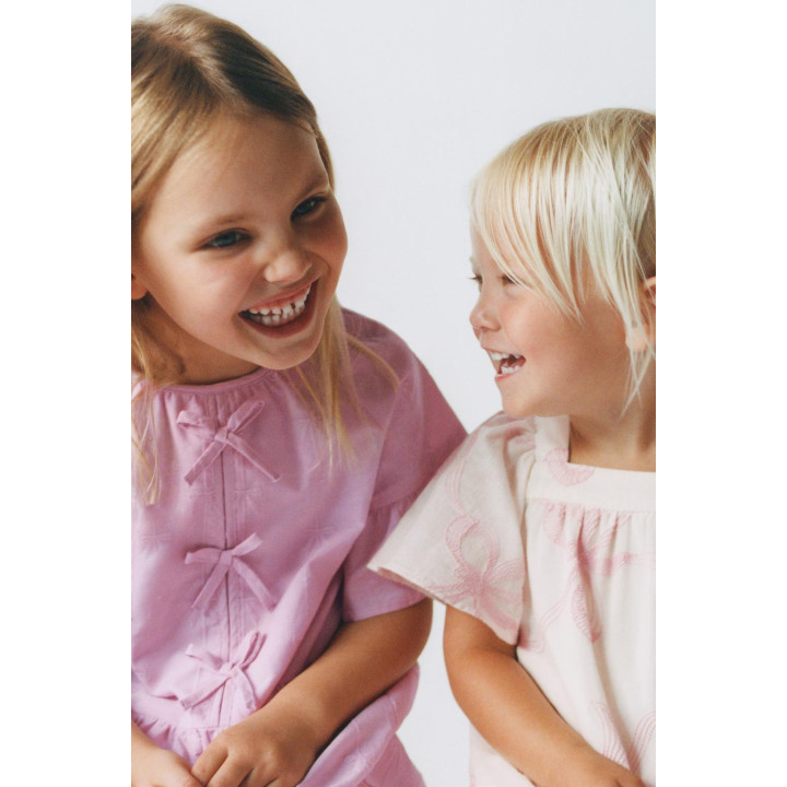 ПЛАТЬЕ ИЗ ПОПЛИНА С БАНТАМИ И ВЫШИВКОЙ