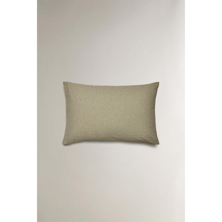 Подушка на рождество с красивым узором клетка из окрашенной нити