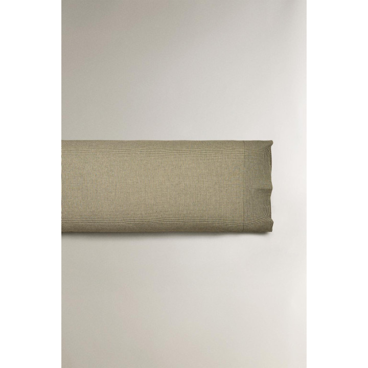 Подушка на рождество с красивым узором клетка из окрашенной нити