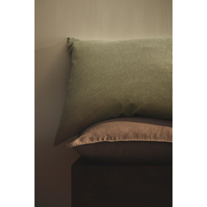 Подушка на рождество с красивым узором клетка из окрашенной нити