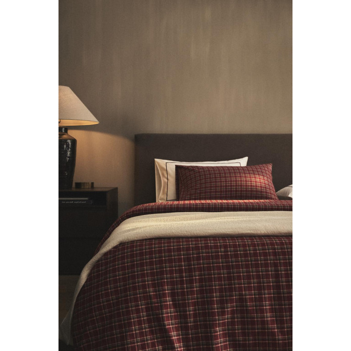 Рождественское покрывало из красной клетки фланеля