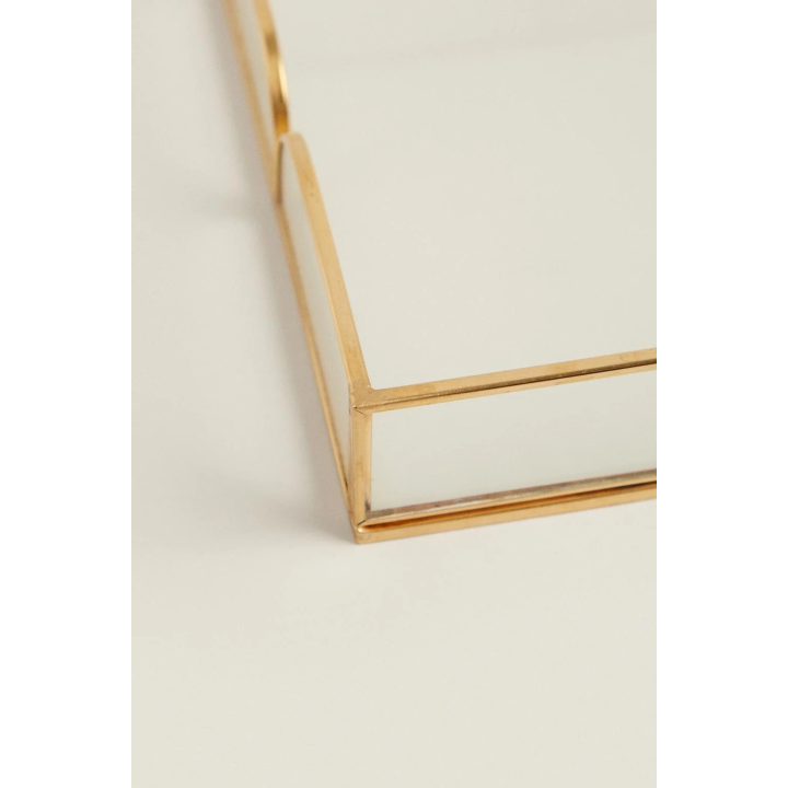 СТЕКЛЯННЫЙ И МЕТАЛЛИЧЕСКИЙ ПОДНОС