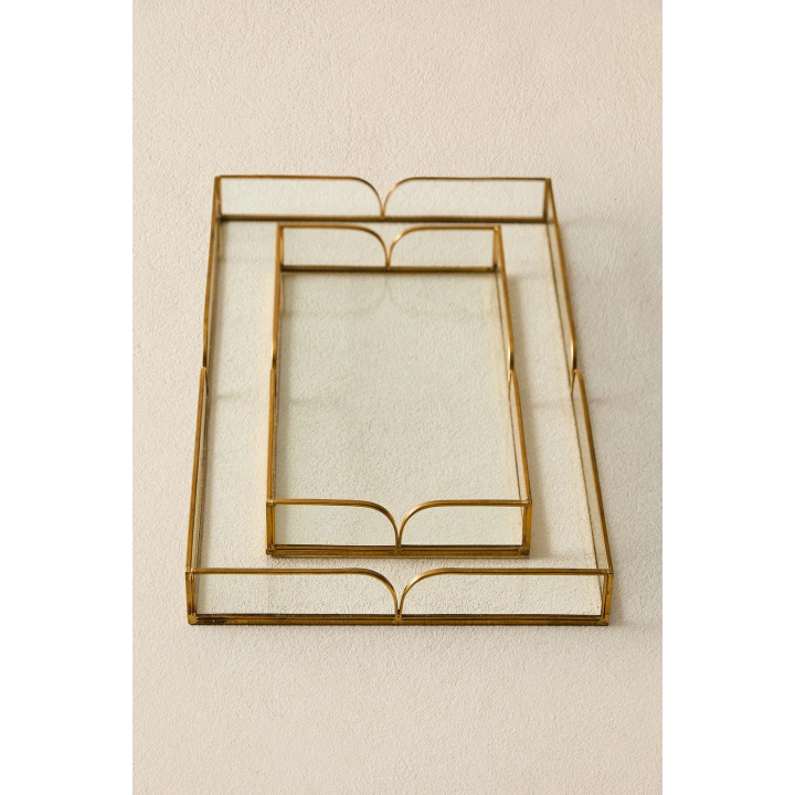 СТЕКЛЯННЫЙ И МЕТАЛЛИЧЕСКИЙ ПОДНОС