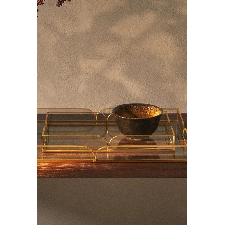 СТЕКЛЯННЫЙ И МЕТАЛЛИЧЕСКИЙ ПОДНОС