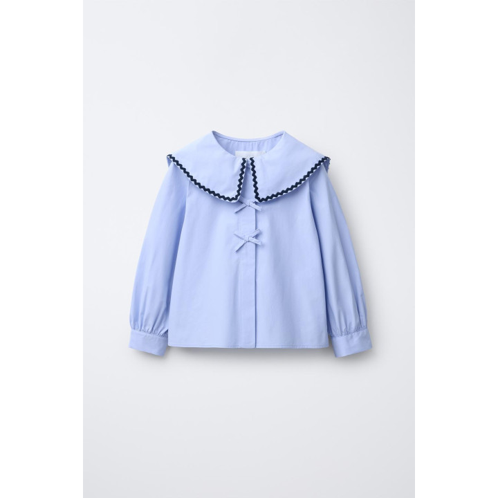 РУБАШКА С ВОРОТНИКОМ, ОТДЕЛАННЫМ ВОЛНИСТОЙ ТЕСЬМОЙ