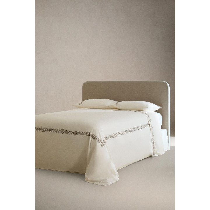 Покрывало из сатина с вышитыми листьями