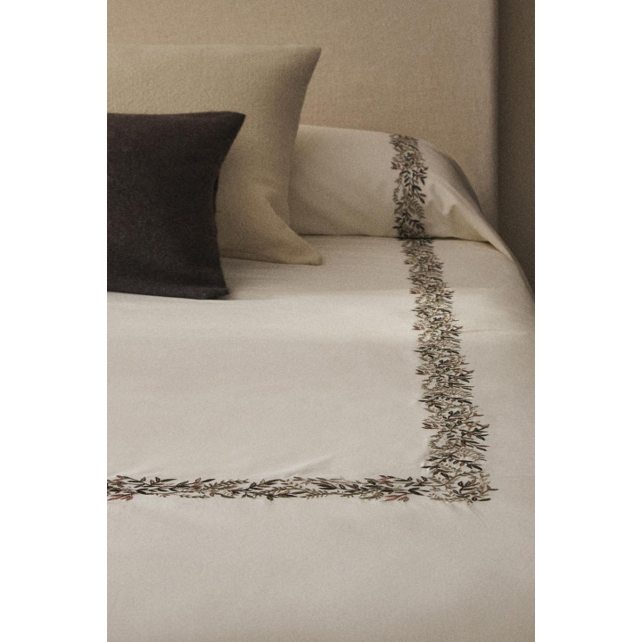 Покрывало из сатина с вышитыми листьями