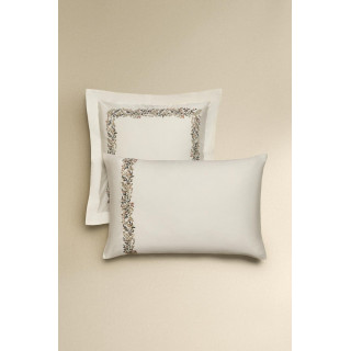 Наволочка из сатина с вышитыми листьями