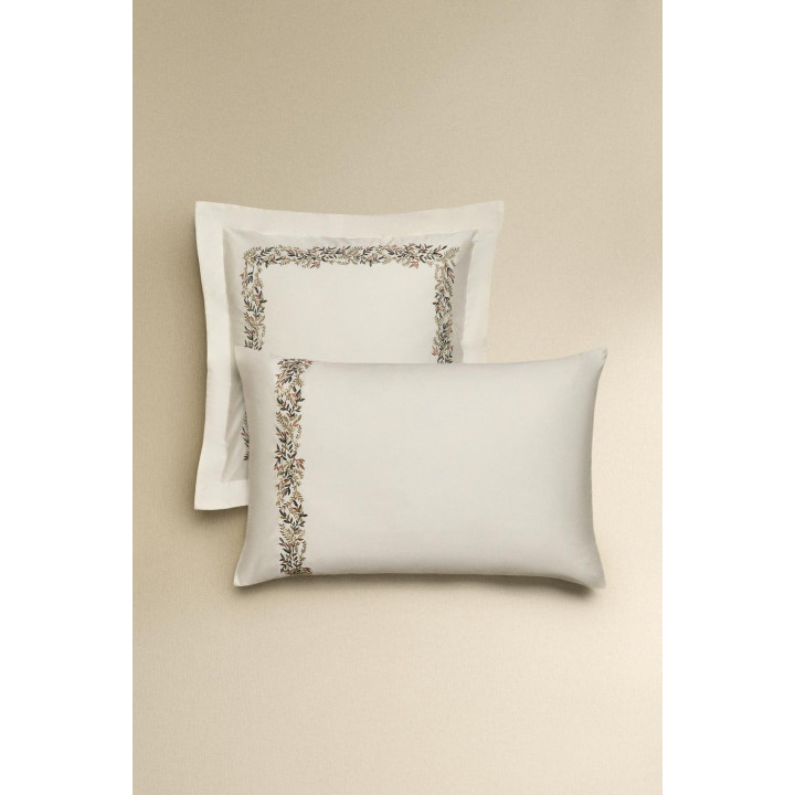 Наволочка из сатина с вышитыми листьями