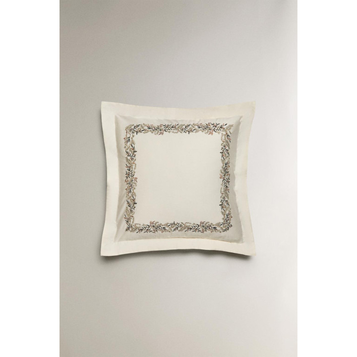 Наволочка из сатина с вышитыми листьями