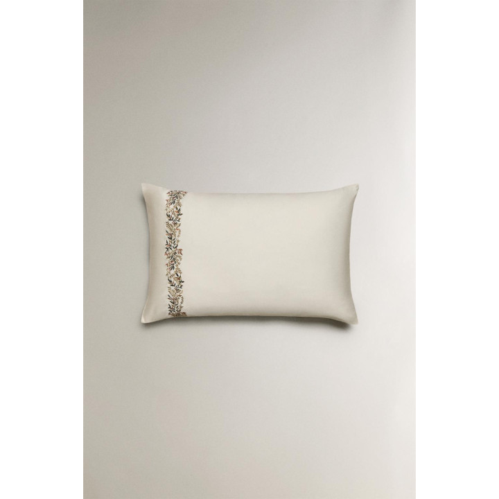 Наволочка из сатина с вышитыми листьями