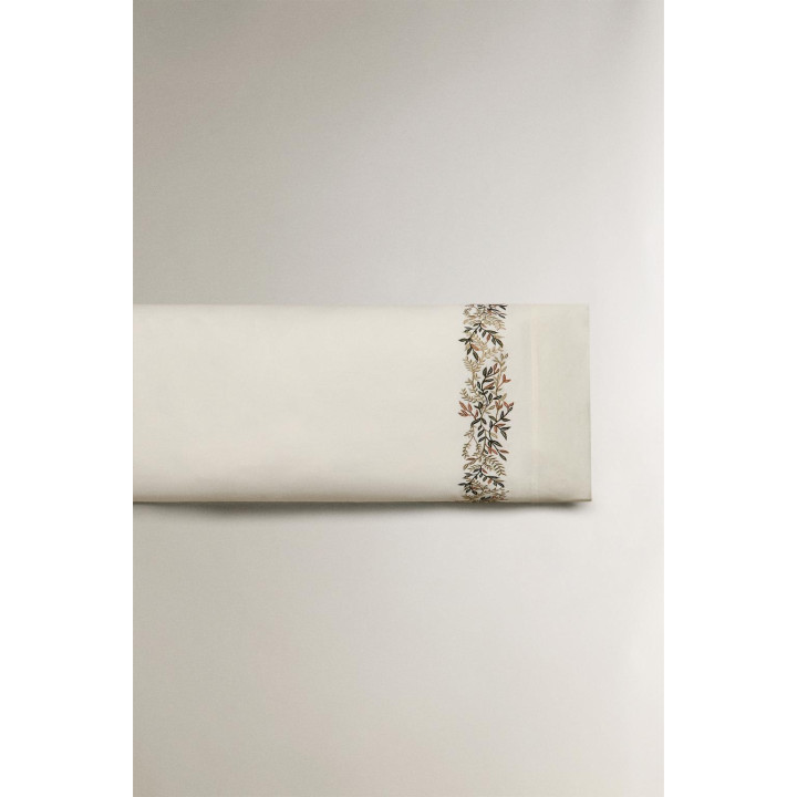 Наволочка из сатина с вышитыми листьями