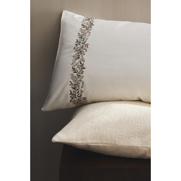 Наволочка из сатина с вышитыми листьями
