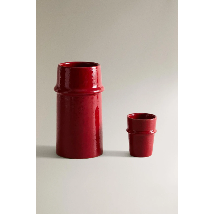 рельефная ваза с глянцевой отделкой