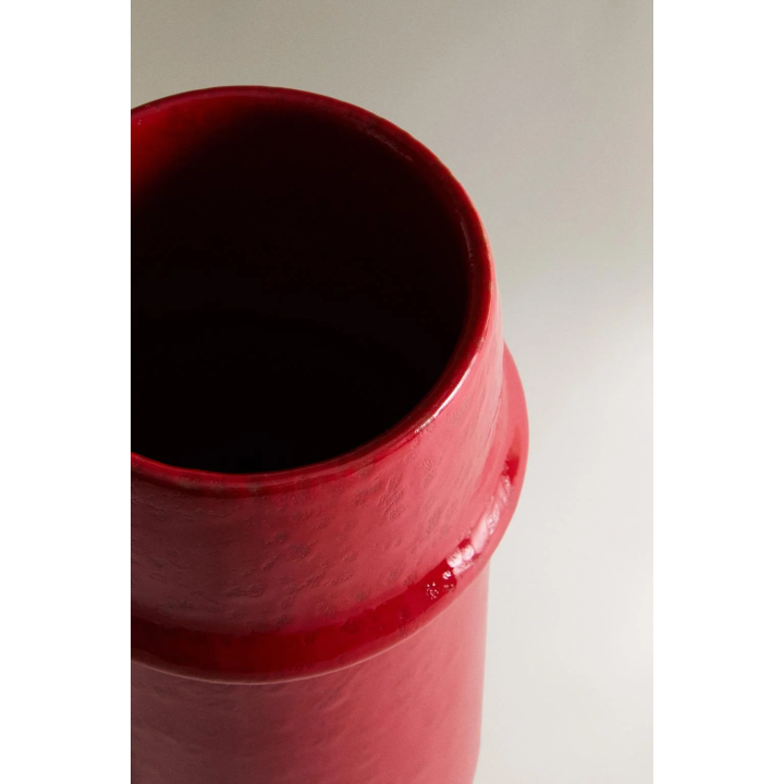 рельефная ваза с глянцевой отделкой