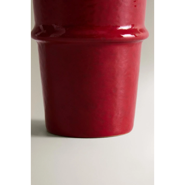 рельефная ваза с глянцевой отделкой