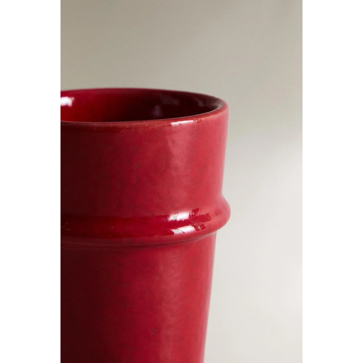 рельефная ваза с глянцевой отделкой