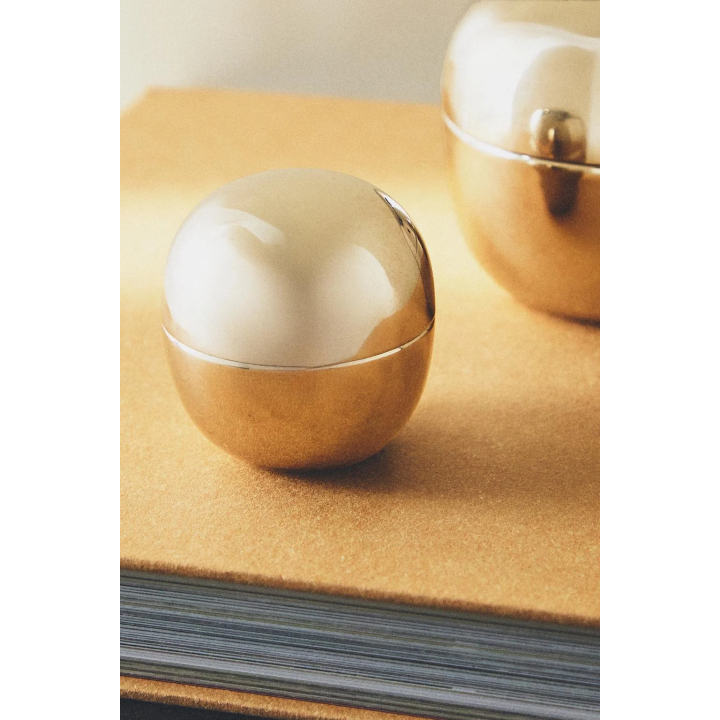 Маленькая круглая металлическая коробка