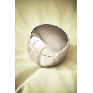 Большая круглая металлическая коробка